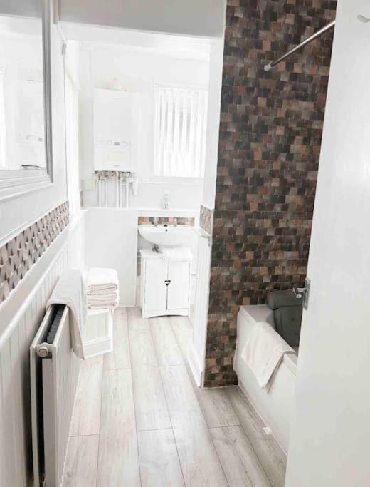 Lovely Two Bedroom Apartment, With Private Garden! Torquay Exterior foto